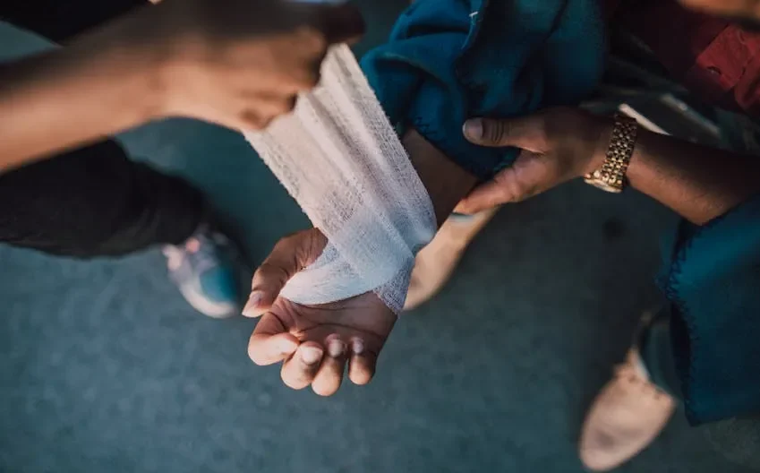 Dokter sedang memeriksa pasien.