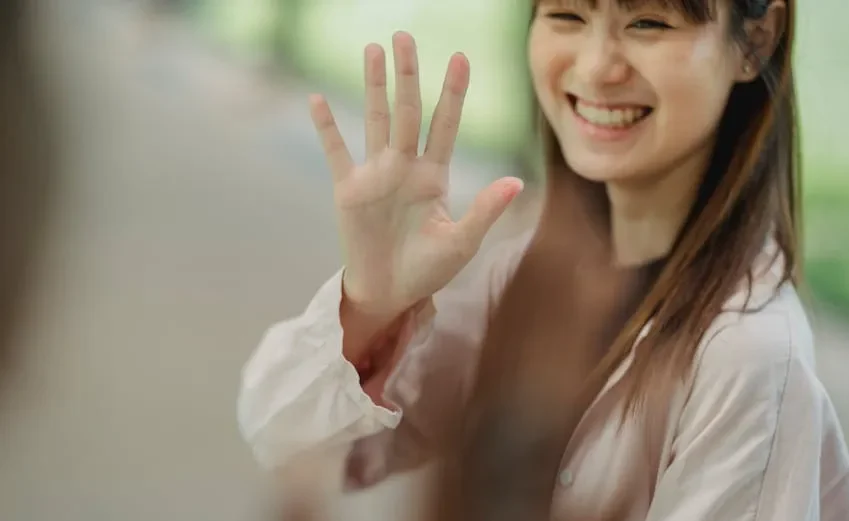 Jam dinding yang menunjukkan perbedaan waktu penggunaan 'desu' dan 'deshita'.