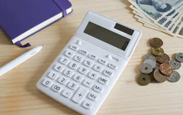 Sebuah celengan babi, melambangkan penghematan.