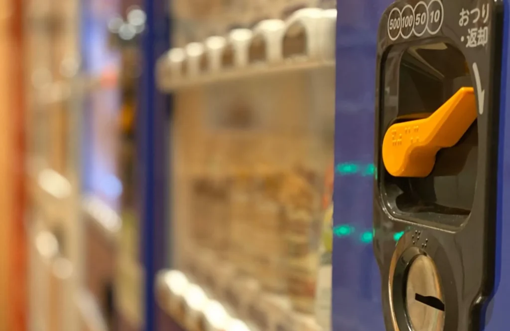 Deretan mesin penjual otomatis (jidōhanbaiki) di sebuah jalan di Jepang pada malam hari.