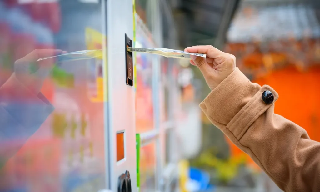 Mesin penjual otomatis yang menjual ramen instan.