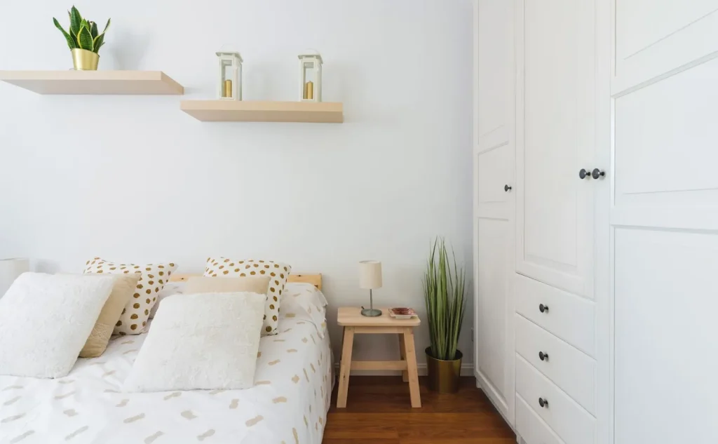 Beberapa orang dari berbagai negara sedang tertawa bersama di ruang tamu sebuah share house.