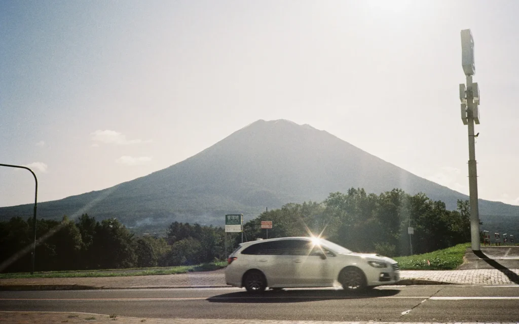 Pemandangan indah dari Silo Observation Deck yang menghadap ke Danau Toya.