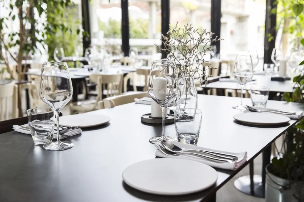 Seseorang sedang melakukan panggilan telepon untuk reservasi restoran.