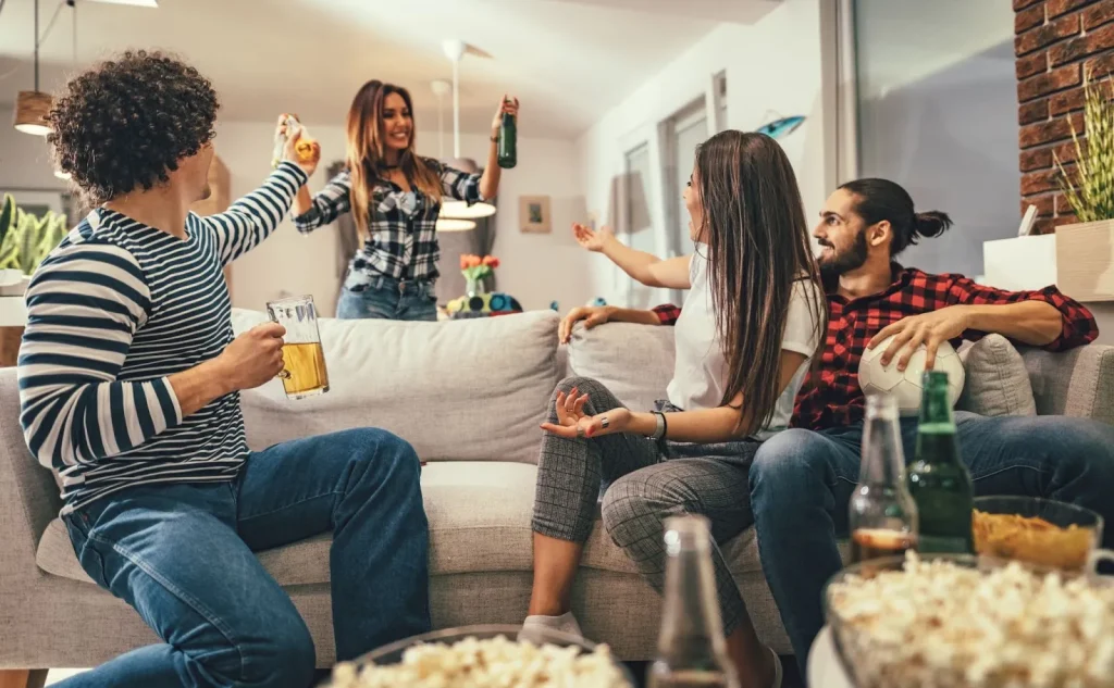 Beberapa orang dari berbagai negara sedang bersantai di ruang tamu sebuah share house.