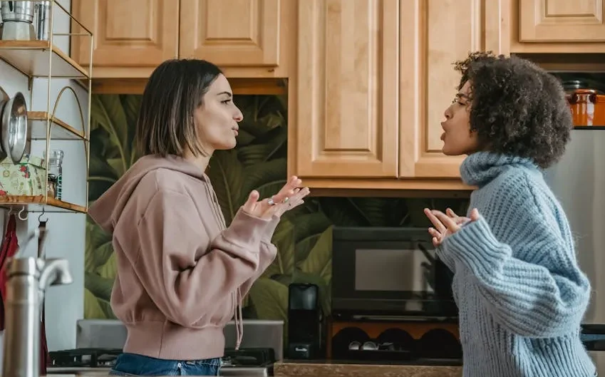 Seseorang sedang mencari informasi properti di laptop.