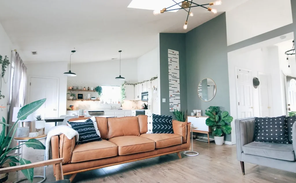 Beberapa orang dari berbagai negara sedang tertawa bersama di ruang tamu sebuah share house.