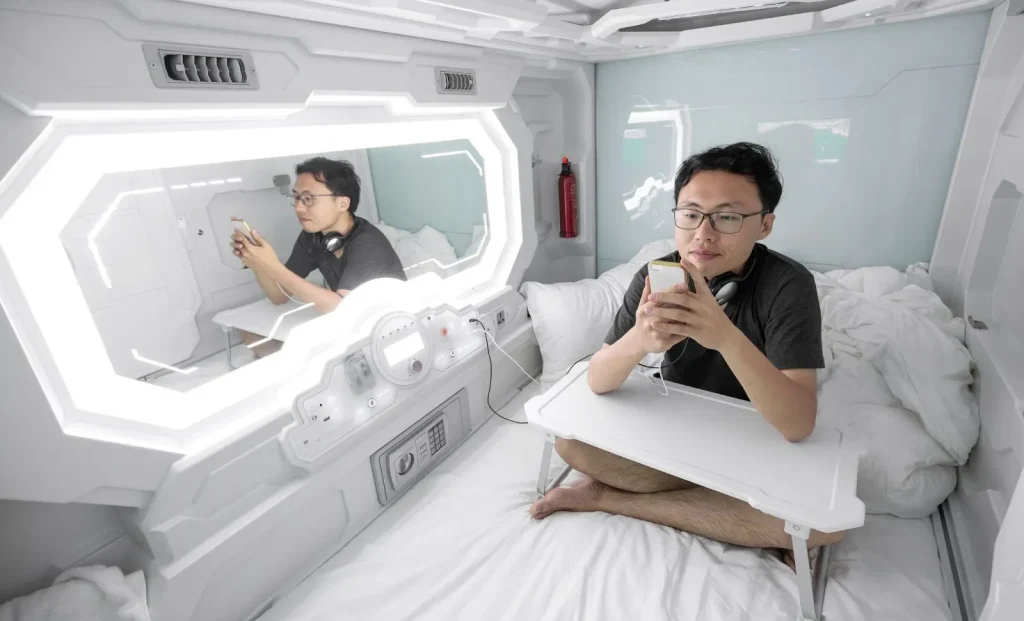 Area lounge yang nyaman di sebuah hotel kapsul modern.