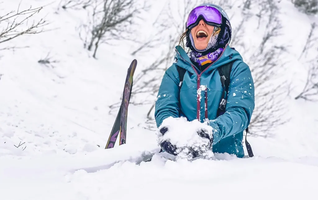 Seorang pemain ski sedang meluncur di atas salju 'powder snow' yang tebal di Niseko.