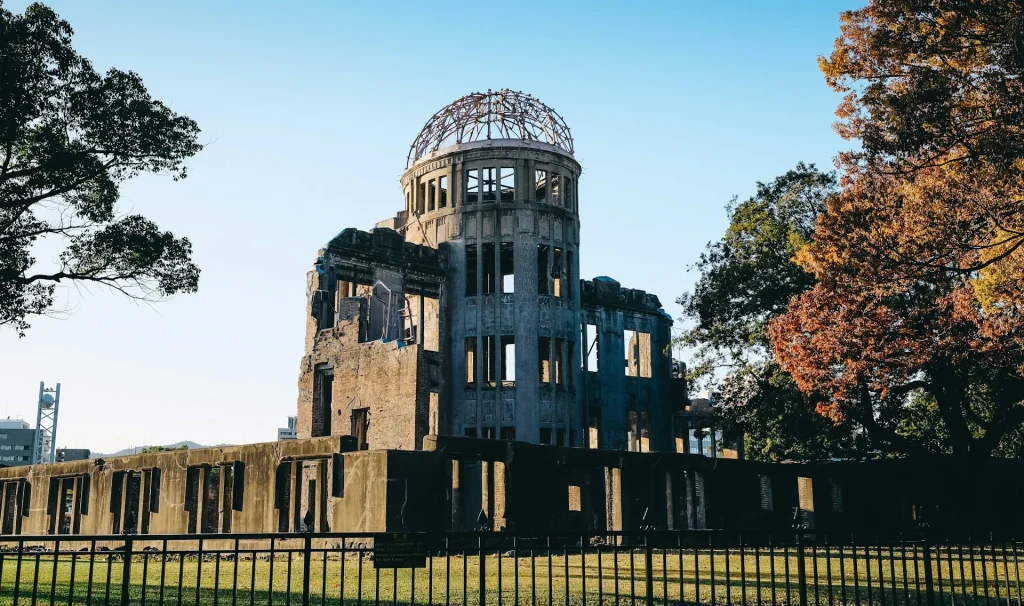 Pemandangan Torii mengapung di Kuil Itsukushima, Miyajima, Hiroshima.