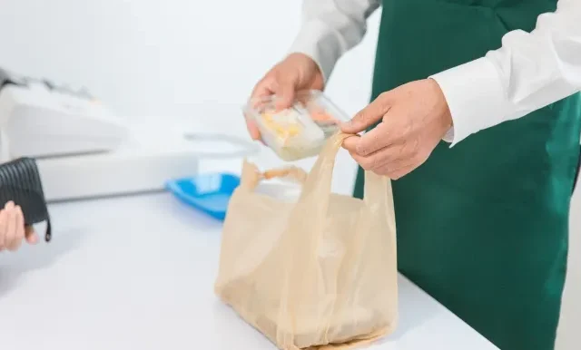 Kolase foto berbagai jenis pekerjaan paruh waktu di Jepang.