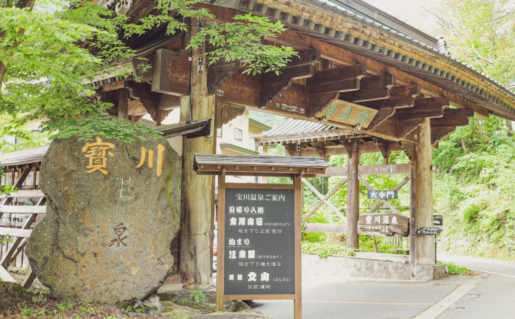 Pemandangan pemandian air panas terbuka yang sangat luas di Takaragawa Onsen di tepi sungai.