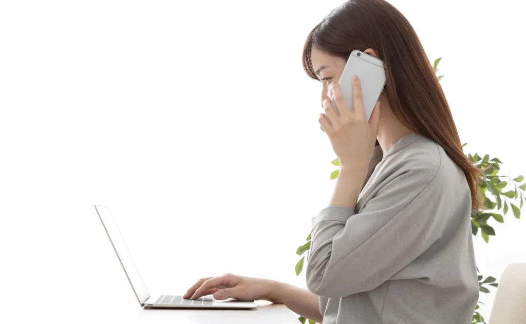 Seseorang sedang melakukan konsultasi dengan seorang profesional.