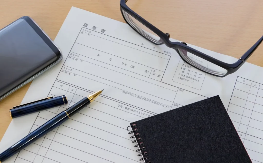 Seseorang sedang melakukan wawancara kerja.