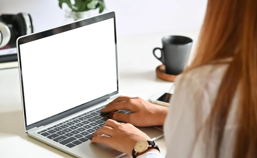 Seseorang sedang mencari lowongan kerja di smartphone.