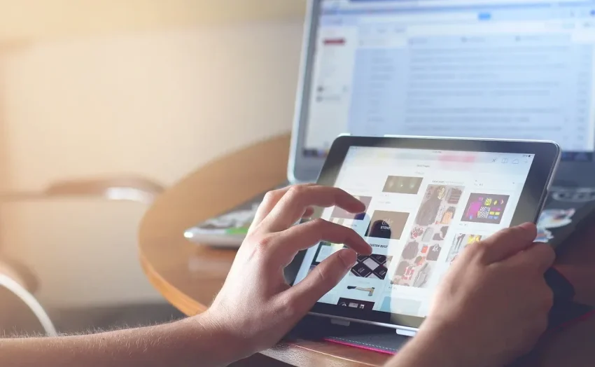 Tangan yang menunjuk ke sebuah tabel perbandingan.