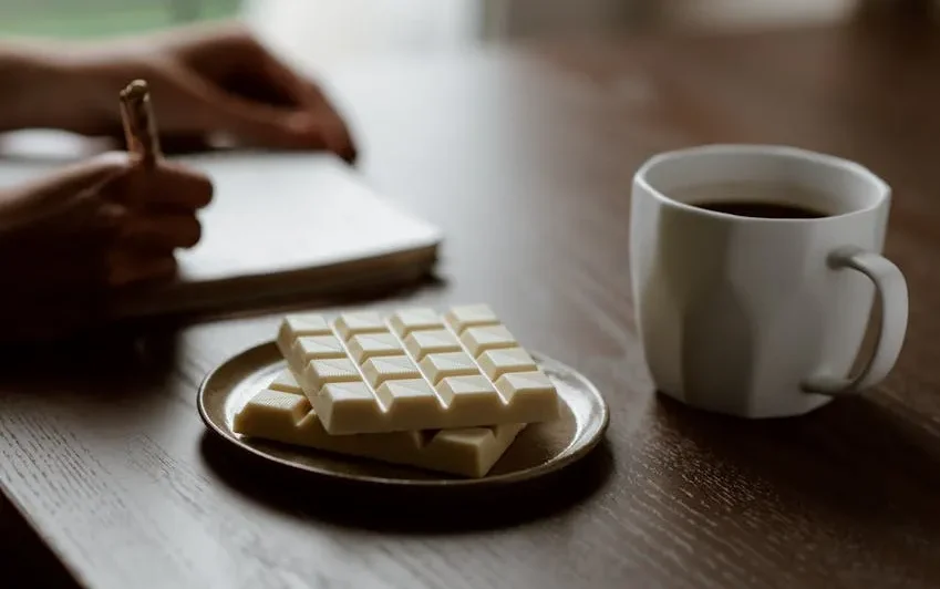 Berbagai macam jajanan cokelat yang tersedia di minimarket Jepang.