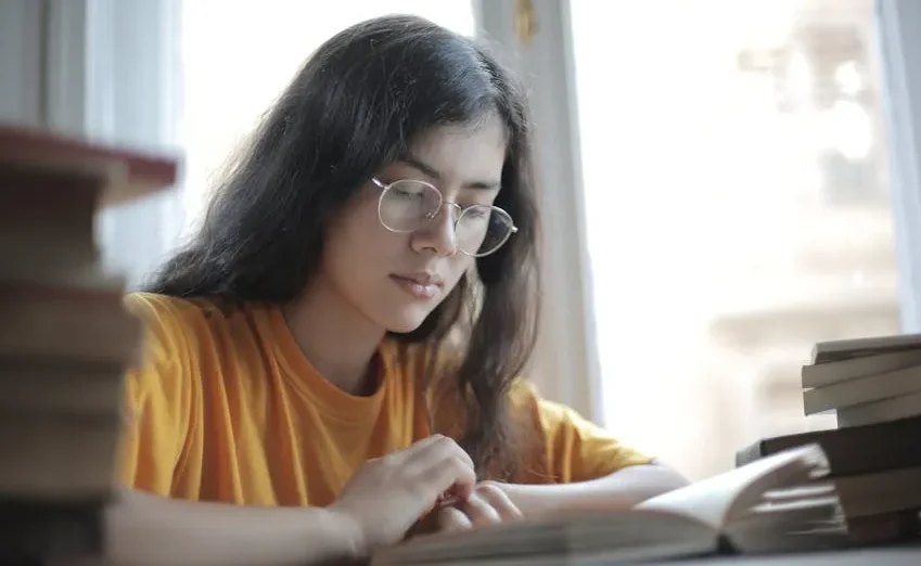 Seseorang sedang mengerjakan tes di depan komputer.