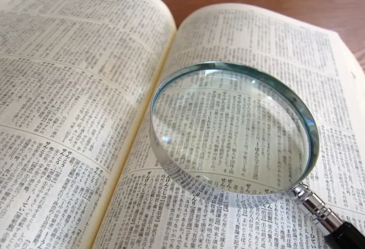 Tanda tanya dan tanda seru, melambangkan kebingungan dan pemahaman.