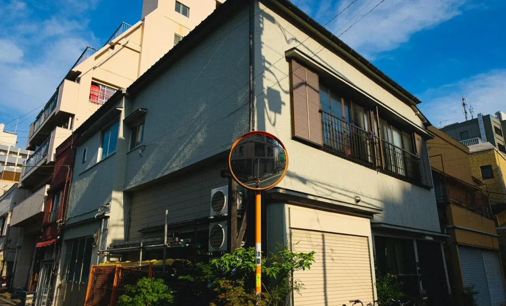 Model sebuah rumah dengan kunci di atasnya.