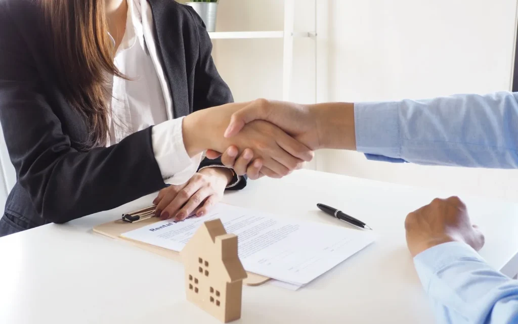 Seseorang sedang menerima kunci rumah baru.