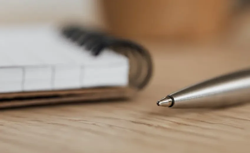 Formulir Rirekisho yang sedang diisi dengan pulpen.