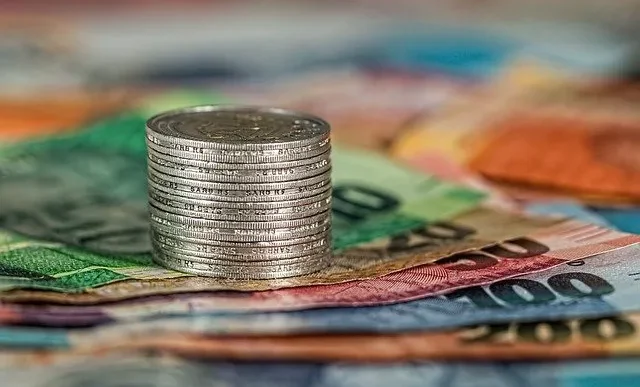 Tag harga di rak susu supermarket.