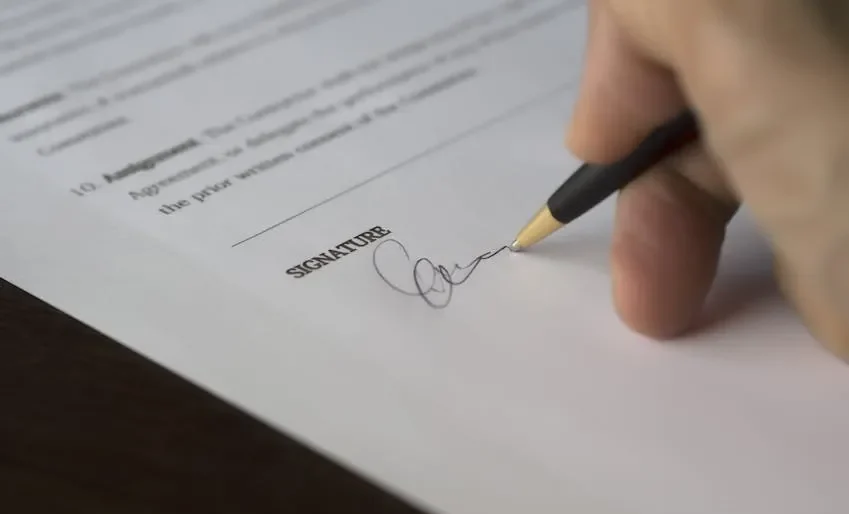 Tumpukan dokumen yang diperlukan untuk pengajuan visa.