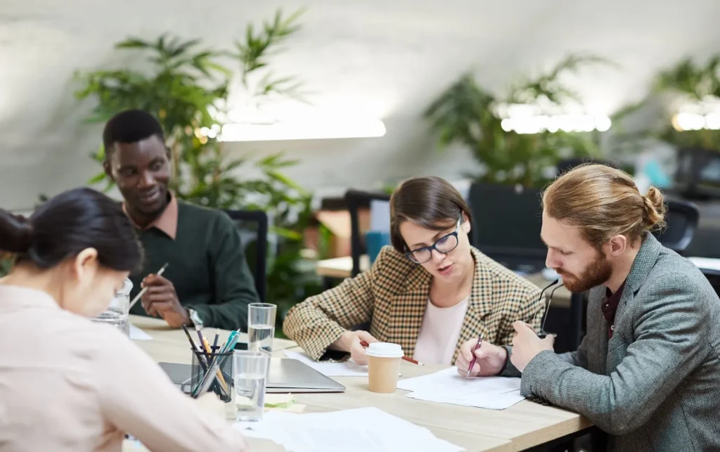 Sekelompok mahasiswa sedang mengikuti sesi presentasi dalam sebuah program magang.
