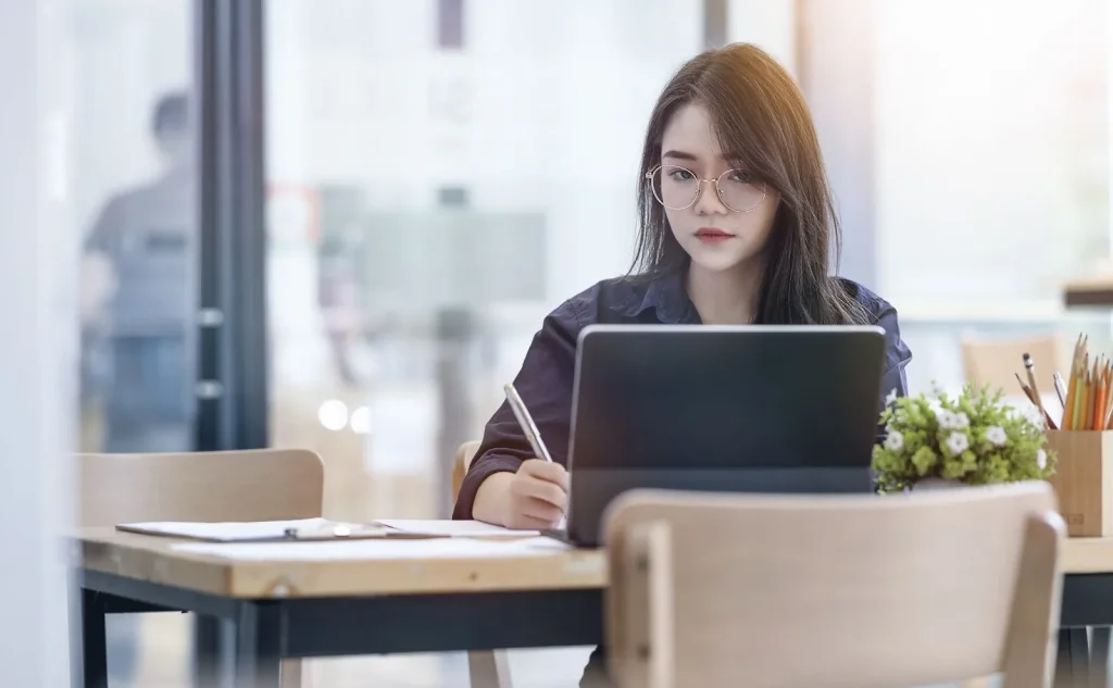 Seseorang sedang mencari informasi lowongan magang di laptop.