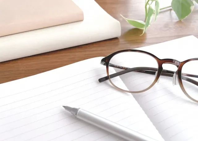 Seseorang sedang mengerjakan soal ujian bahasa Jepang.