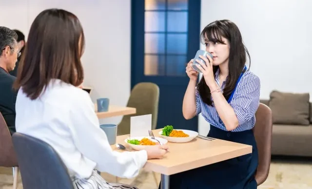 Ilustrasi berbagai ikon tunjangan karyawan seperti kesehatan, rumah, dan rekreasi.