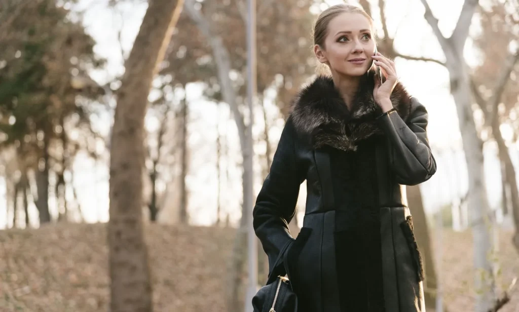 Beberapa profesional sedang rapat di sebuah kantor modern.