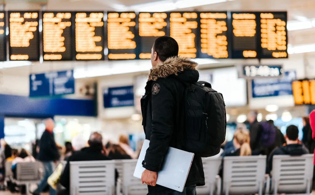 Paspor Indonesia dengan stiker registrasi bebas visa Jepang.