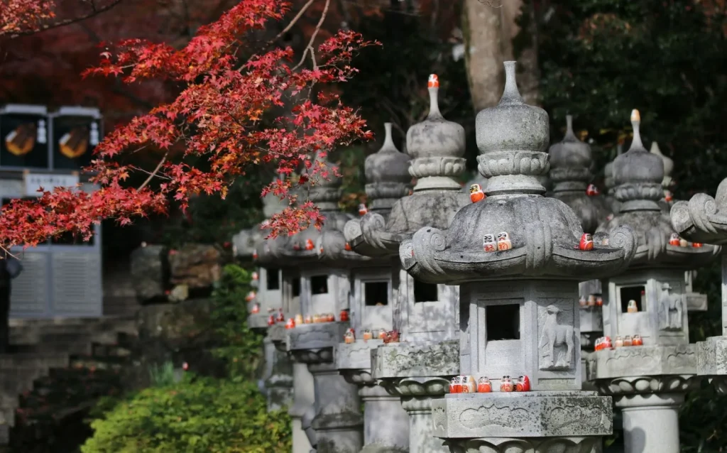 Bangunan kuil yang bersejarah di tengah alam.