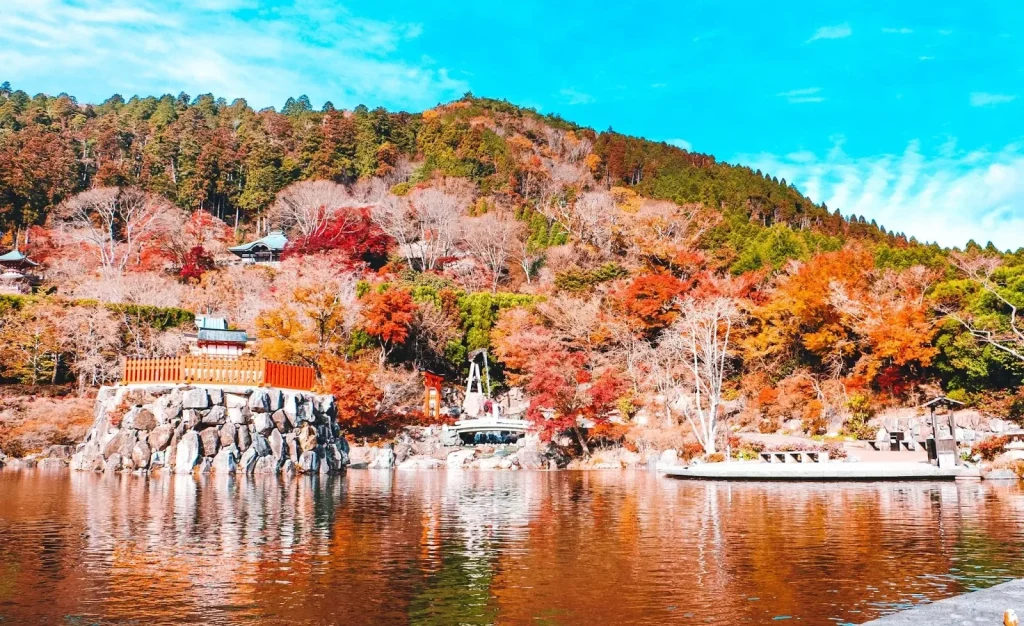 Ribuan boneka Daruma berbagai ukuran di Kuil Katsuō-ji.
