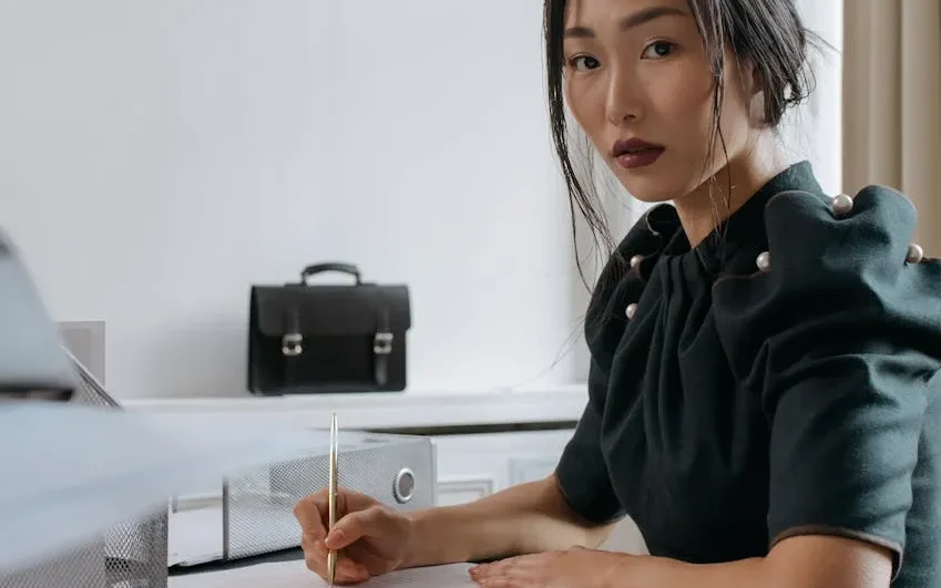 Tumpukan dokumen yang diperlukan untuk pengajuan visa.