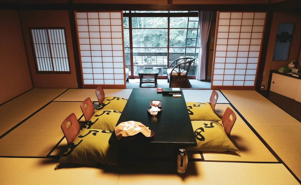 Suasana kamar di sebuah ryokan tradisional Jepang.