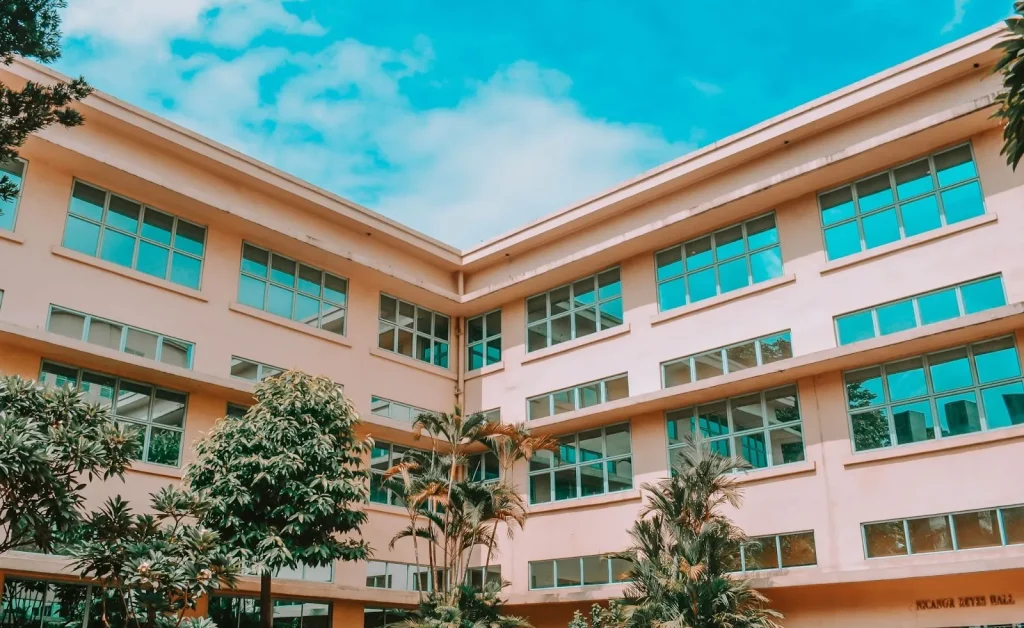 Seseorang sedang melihat peta, merencanakan rute.