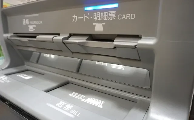 Beberapa mesin ATM yang berderet di Jepang.