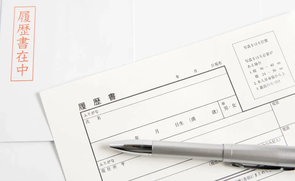 Seseorang sedang melakukan wawancara kerja dengan pewawancara.