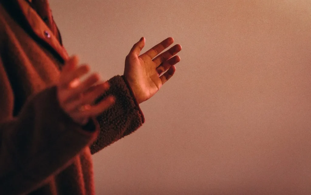 Tiga gelembung percakapan yang menunjukkan tiga pola penggunaan yang berbeda.