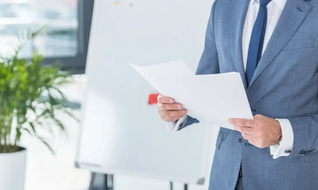 Beberapa profesional sedang rapat dan menyetujui sebuah dokumen.