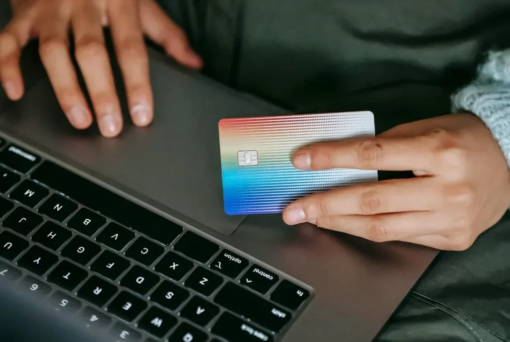 Seseorang sedang memilih kartu kredit dari berbagai pilihan.