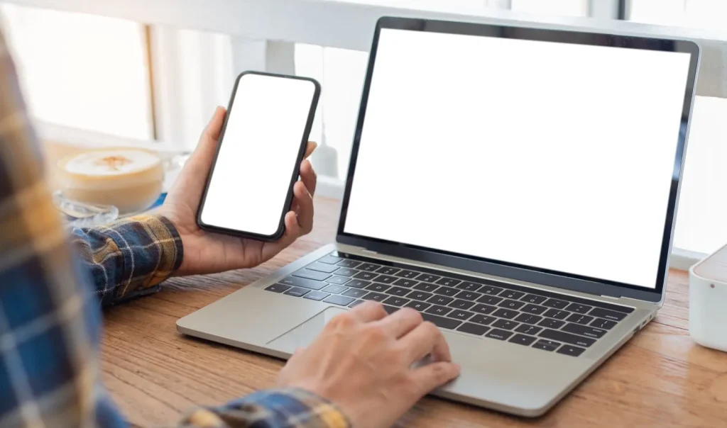 Seseorang sedang mengisi formulir aplikasi online di laptop.