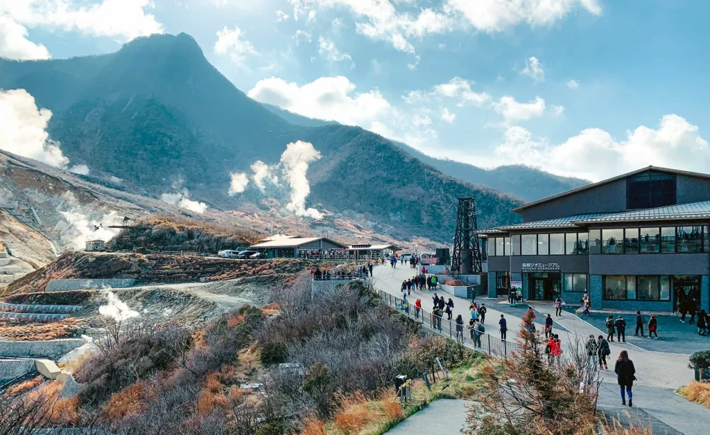 Pemandangan Danau Ashi di Hakone dengan latar belakang Gunung Fuji.
