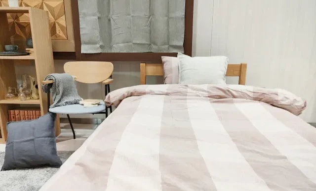 Interior sebuah apartemen kecil yang didominasi warna putih dan perabotan rendah.