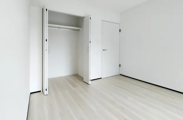 Interior sebuah apartemen studio yang kecil namun tertata rapi.