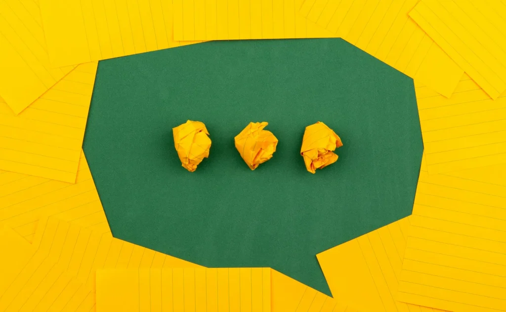 Beberapa frasa kunci dalam bahasa Jepang tertulis di catatan tempel.