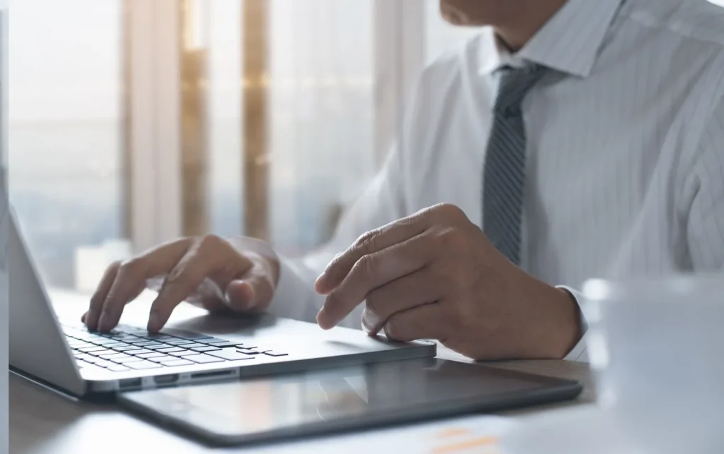 Sebuah buku kamus yang terbuka.